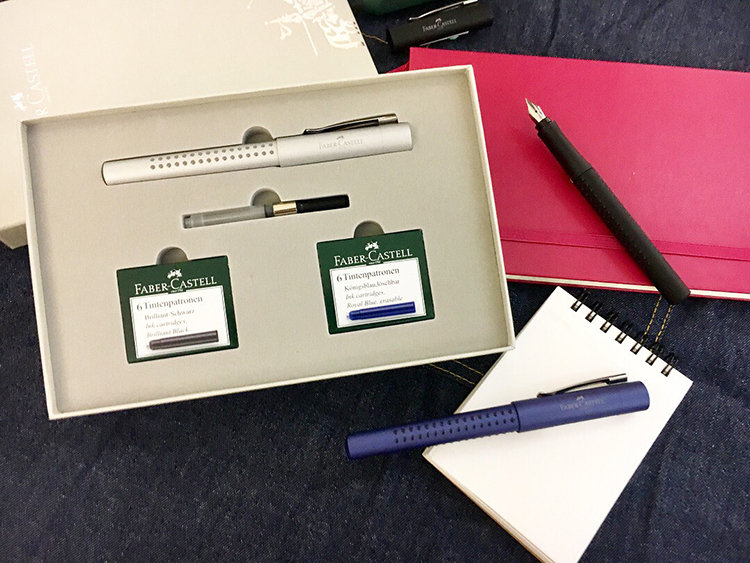 【Faber-Castell 輝柏】好點子鋼筆禮盒組  (鋼筆EF尖+卡式墨水黑/藍各1+吸墨器)